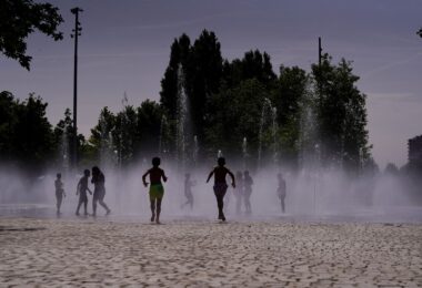 Los madrileños pueden disfrutar desde hoy de la playa de Madrid Río