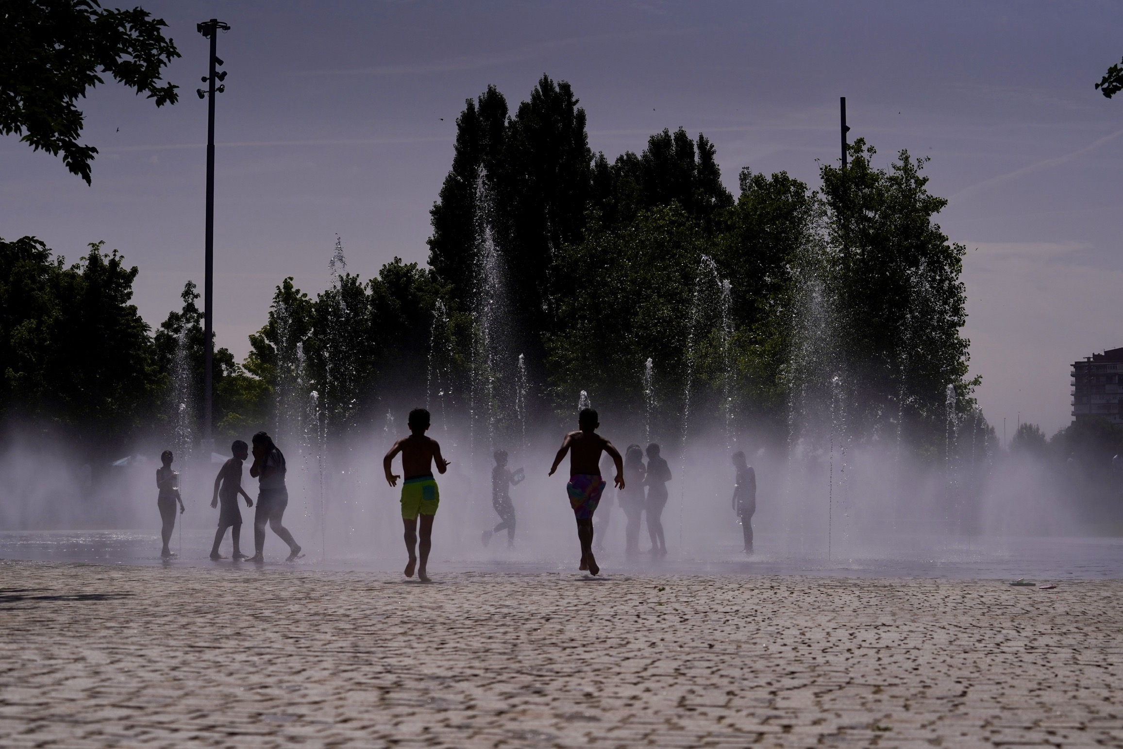 Los madrileños pueden disfrutar desde hoy de la playa de Madrid Río