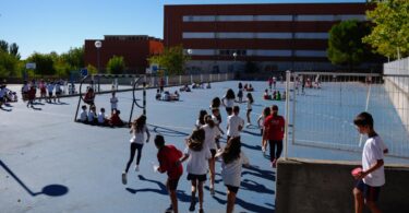 dejar abiertos los patios y bibliotecas de los centros educativos