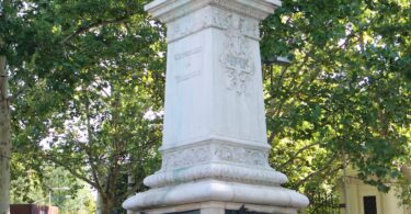 monumento a Claudio Moyano en el centenario de la Cuesta