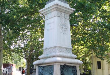 monumento a Claudio Moyano en el centenario de la Cuesta