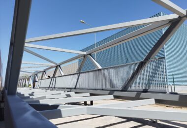 El Ayuntamiento instala la nueva pasarela peatonal y ciclista que cierra la herida que la M-40