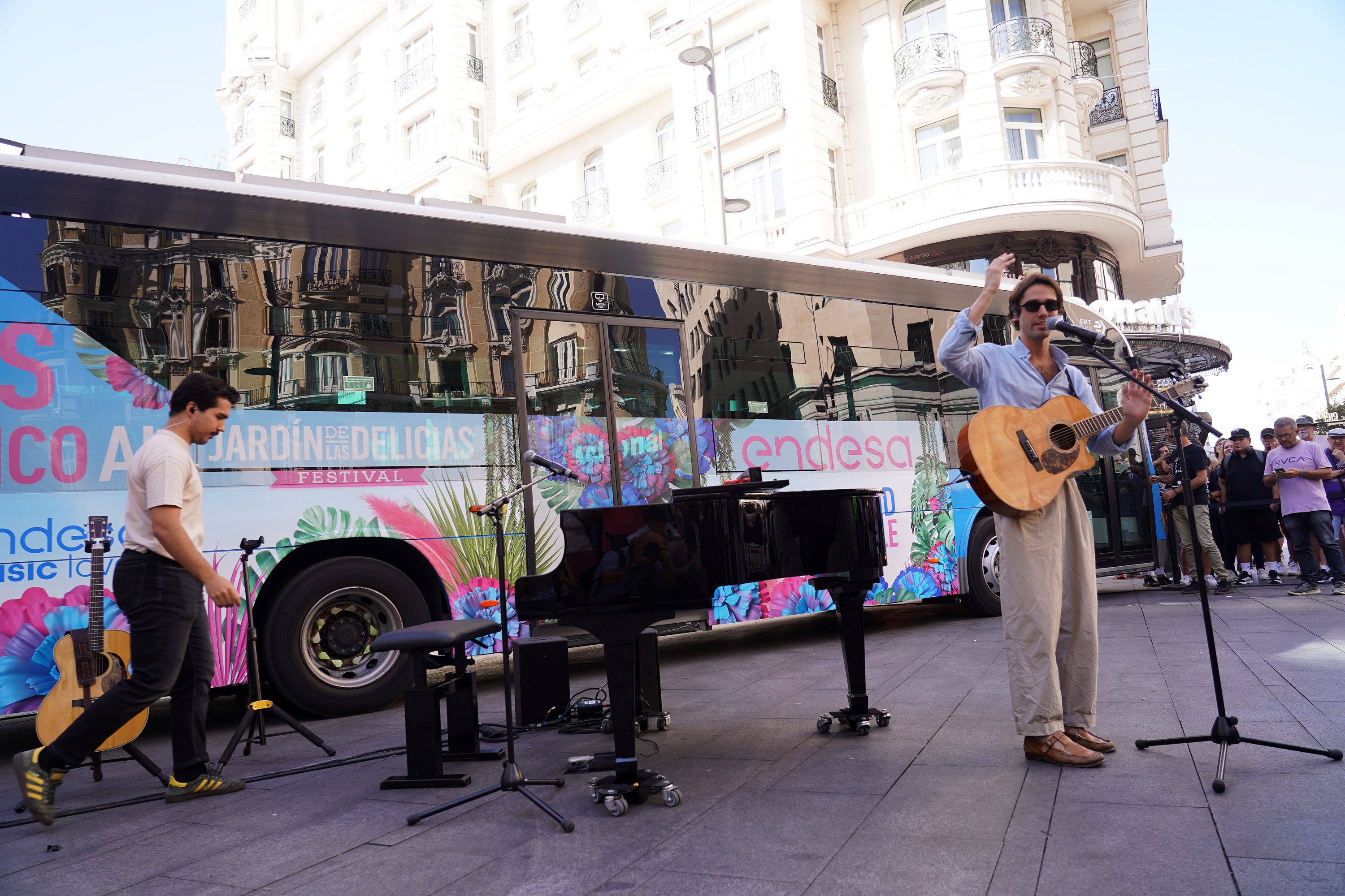 Los artistas del Jardín de las Delicias actúan por sorpresa en Gran Vía