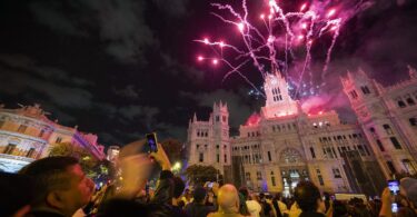 Cerca de 60.000 personas despiden el Día de la Fiesta Nacional con un espectáculo pirotécnico al ritmo de música latina