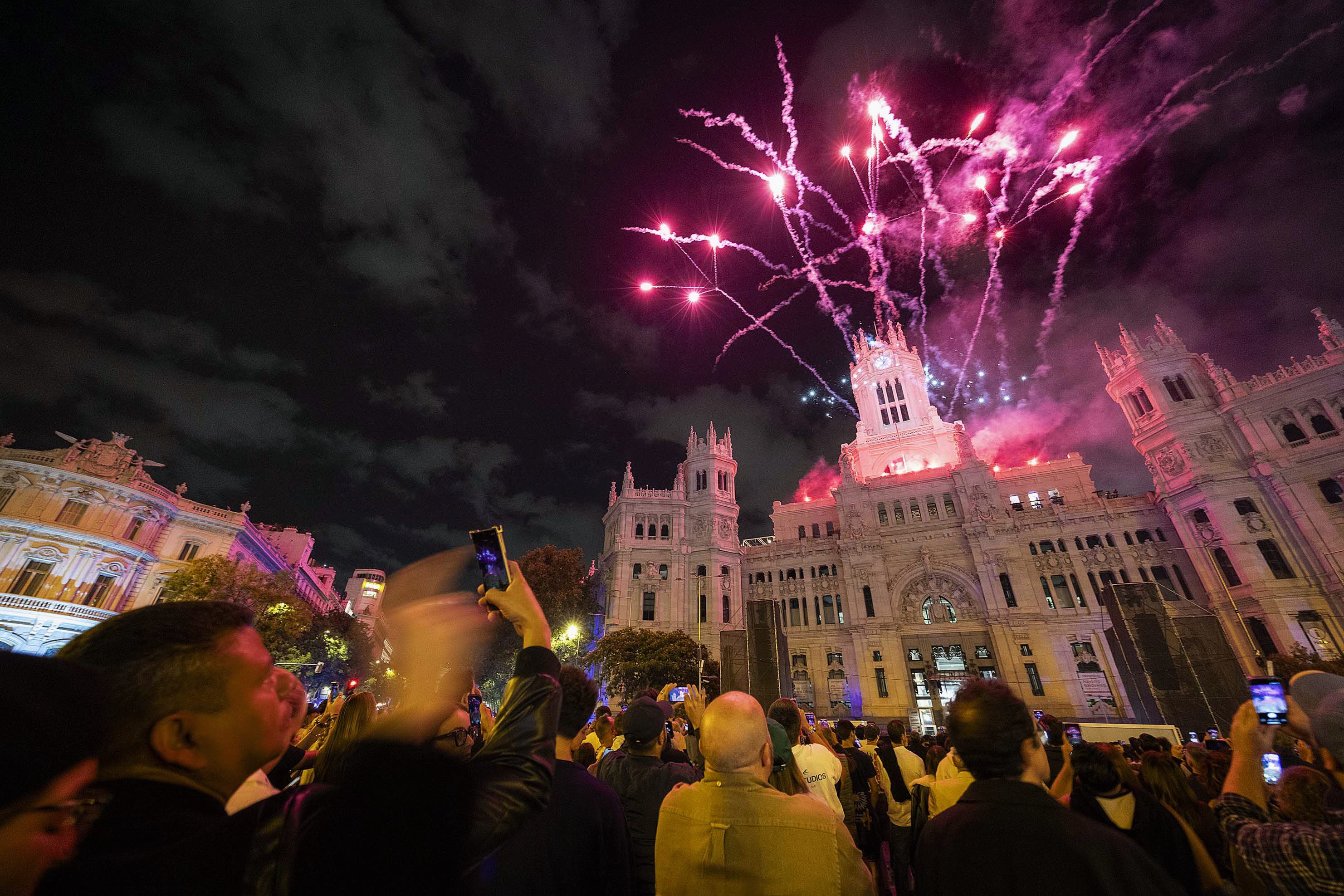 Cerca de 60.000 personas despiden el Día de la Fiesta Nacional con un espectáculo pirotécnico al ritmo de música latina