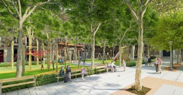 Andaba la gente mirando hacia la plaza de Jacinto Benavente, icono del centro neurálgico de la capital, con aspecto algo trasnochado y necesitada de un profundo lavado de cara. Andaba la gente pensando en ese enclave a cinco minutos de la puerta del Sol y la Plaza Mayor, entre otras cosas porque, días atrás, la delegada de Obras y Equipamientos, Paloma García Romero, desveló que ya hay fecha para su rehabilitación: el primer trimestre de 2026. Eso sí, lo que al parecer no existe aún es un proyecto, ya que se está terminando de redactar, ni tampoco da nadie del área una mínima pista. Como si la tuvieran guardada bajo llave en una caja fuerte. Y mientras había quien miraba hacia Jacinto Benavente, el Ayuntamiento, que prosigue con esa operación plazas (se han remozado 35 y hay otras siete en proceso), que es una de las banderas de la segunda legislatura de José Luis Martínez-Almeida, encendía los focos sobre la de Chamberí. Lo anunciaba tras la Junta de Gobierno celebrada ayer en ese mismo distrito, barrio de Ortega Smith (Vox), que a la vez es quien suele levantar la voz en las comisiones por considerar demasiado recurrentes las rehabilitaciones de algunas plazas de la ciudad. Pero esa es otra cuestión... El caso es que ahora es el turno de Chamberí, y no de Jacinto Benavente, aunque ambas obras coincidirán en el tiempo. Así, en las primeros días de noviembre se iniciarán unos trabajos de transformación del entorno que supondrán una inversión de 2,3 millones de euros. El objetivo principal es la reordenación de los espacios interiores, amén de renovar pavimentación (con elementos pétreos en tonos grises y tostados), mobiliario, zonas verdes y alumbrado (candelabros clásicos y faroles fernandinos). Render de la futura plaza de Chamberí. Render de la futura plaza de Chamberí.E. M. La plaza contará con un nuevo invitado, ya que se instalará otra fuente ornamental no transitable y con chorros verticales que sustituye a la actual. Sólo que esta contará con un perímetro cuadrado de granito que hará también las veces de banco para los ciudadanos. Los niños de bronce se mueven De la fuente actual se rescatarán sus elementos escultóricos: tres niños de bronce que serán reubicados en una de las jardineras cercanas a la nueva fuente. No muy lejos de ese mismo entorno, en otra de las jardineras próximas, se ubicará la estatua de la actriz Loreto Prado.Y todo ese conglomerado dibujará una suerte de rellano principal para acceder a una plaza que lucirá nuevo look. Quien también pasará por el quirófano será el templete de música que forma parte del entorno desde hace años. Se le practicará un reacondicionamiento integral, «respetando su carácter histórico» y será desplazado de su emplazamiento original con el fin de optimizar la geometría de la plaza y liberar una mayor superficie. Además, se rediseñará la zona infantil y se dividirá en tres áreas diferenciadas, cada una equipada con distintos juegos y rodeadas de vegetación, con 14 nuevos árboles. El mobiliario urbano también se cambiará, incorporando bancos lineales de madera de tres metros de longitud y bancos modulares en torno a las jardineras.En definitiva, un nuevo decorado para uno de los lugares más castizos. El propio concejal del distrito, Jaime González Taboada, se mostró ayer satisfecho por el inminente inicio de las obras de rehabilitación de la plaza. "Recoge la práctica totalidad de los requerimientos e inquietudes de los vecinos. No es sólo una obra necesaria por lo visual, sino por los saneamientos que conlleva", admitía el edil, en compañía de Almeida y la vicealcaldesa Inma Sanz. Trump 2.0 Las noticias del día sobre la nueva era en la Casa Blanca Correo electrónico introducido: canale.erick@gmail.com Cambiar Apuntarme Un joven de 22 años muere tras despertar de un coma y acusar a su novia de provocar el accidente de tráfico que finalmente le costó la vida Un joven de 22 años muere tras despertar de un coma y acusar a su novia de provocar el accidente que finalmente le costó la vida