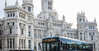 Archivo. Bus de EMT Madrid pasnado por la plaza de Cibeles