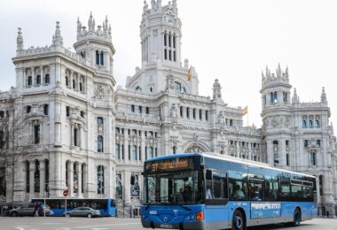 Archivo. Bus de EMT Madrid pasnado por la plaza de Cibeles