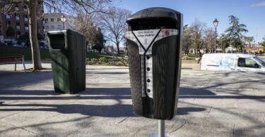 2.000 unidades de un nuevo modelo En lo que concierne a las campañas informativas a desarrollar para insistir en el correcto uso de este mobiliario, se desplegarán en banderolas y papeleras, especialmente en las compactadoras, con un total de cinco acciones de seis meses de duración, en las que se destacarán las conductas apropiadas para el mantenimiento de la limpieza de la ciudad. Se realizarán, asimismo, campañas en la vía pública con educadores, reforzando esta actuación con juegos y códigos QR y se desarrollarán campañas de entrega de bolsas para la recogida de excrementos caninos, con hasta 26 millones de bolsas adicionales repartidas en juntas de distrito, centros culturales, ferias o eventos.