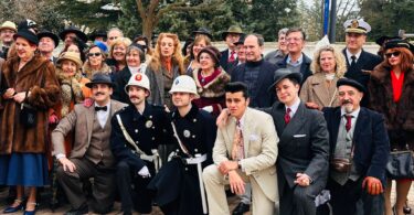 El concejal de Fuencarral-El Pardo, José Antonio Martínez Páramo, ha presentado el programa de actos conmemorativos de esta efeméride El Pardo celebra el 75º aniversario de su anexión a la Villa de Madrid con un desfile y el reconocimiento a sus vecinos Escuchar Nota de prensa 21/03/2026 La junta municipal ha hecho entrega de 19 placas de reconocimiento a entidades vecinales, religiosas y educativas, así como a instituciones públicas por el trabajo realizado para mejorar la calidad de vida en el actual barrio madrileño de El Pardo El acto ha continuado con un desfile y una recreación histórica que revive la anexión a Madrid Galería de imágenes Páramo durante su intervención en la celebración del 75º aniversario de la anexión de El Pardo a la Villa de Madrid Carabante y Páramo durante la celebración del 75º aniversario de la anexión de El Pardo a la Villa de Madrid Carabante y Páramo durante la celebración del 75º aniversario de la anexión de El Pardo a la Villa de Madrid Foto de familia durante la celebración del 75º aniversario de la anexión de El Pardo a la Villa de Madrid Páramo durante la entrega de placas Páramo durante la entrega de placas Recreación histórica de la anexión La Junta Municipal de Fuencarral-El Pardo ha inaugurado esta mañana el programa cultural para conmemorar el 75º aniversario de la anexión del municipio de El Pardo a la Villa de Madrid. En un acto celebrado en el parque de la Mar Océana, el concejal del distrito, José Antonio Martínez Páramo, junto al delegado de Urbanismo, Medio Ambiente y Movilidad, Borja Carabante, entre otros miembros del equipo de Gobierno y representantes de los grupos municipales, ha dado la bienvenida a asociaciones y vecinos y ha presentado el programa de actividades, que se prolongará hasta el 29 de marzo. Durante toda la semana se convocan mesas redondas sobre la historia de este Real Sitio, visitas y rutas guiadas, exposiciones, actuaciones musicales, actividades escolares y un torneo de fútbol para categorías base. Para organizar todas estas actividades, la Junta Municipal de Fuencarral-El Pardo ha contado con la colaboración de asociaciones, entidades, centros educativos e instituciones del distrito. Martínez Páramo ha rememorado un suceso histórico que tuvo lugar el 27 de marzo de 1951, “fecha en la que la localidad de El Pardo anunciaba en un acto solemne la incorporación al término municipal de Madrid, aportando en aquel momento 6.200 vecinos y 196,52 kilómetros cuadrados de superficie”. Asimismo, ha entregado 19 placas de reconocimiento a entidades e instituciones por sus iniciativas para mejorar la calidad de vida en el actual barrio madrileño de El Pardo. En el apartado de entidades vecinales, han recibido esta distinción las asociaciones vecinales de Mingorrubio y de El Pardo, la Asociación de Amigos de El Pardo y la Asociación de Señoras de Mingorrubio. Entre las entidades culturales y religiosas, el galardón ha sido para la Cofradía de San Eugenio, la Asociación Cultural Emilio Carrere, el informativo digital elpardo.net, la Asociación de Amigos de la Historia de El Pardo y la Hermandad de Nuestra Señora del Rosario de El Pardo. También han recibido una placa los centros educativos CEIP Monte de El Pardo, CPEE La Quinta, el colegio concertado San Francisco y, en el ámbito deportivo, CDE El Pardo-Sala y AD El Pardo. En el apartado de instituciones públicas, se han otorgado placas al Servicio Cinológico y Remonta de la Guardia Civil, que acogió el primer centro español de perros policía; al Centro de Experiencias Aerodinámicas, creado hace cien años por la Armada Española y cuya misión es la investigación y experimentación en el campo de la hidrodinámica; al acuartelamiento Zarco del Valle, una instalación clave de inteligencia y comunicaciones, y a la Guardia Real, unidad militar de élite al servicio de la familia real. Desfile y recreación histórica de la anexión a Madrid A mediodía, han desfilado los miembros de la Asociación Histórico Cultural Voluntarios de Madrid 1808-1814. A continuación, ha tenido lugar una recreación de la firma del acta de anexión, cuyo guion se desarrolla a través de escenas ambientadas en la época de los años 50. Los espectadores han presenciado escenas protagonizadas por personajes como el alcalde, representantes municipales de El Pardo, autoridades religiosas, fuerzas del orden, periodistas, actrices del momento, toreros o mecánicos. La jornada continúa por la tarde en el Centro Sociocultural Alfonso XII, donde, a partir de las 18:00 horas, se entregan los premios del Certamen de Fotopoesía, organizado por la Asociación Cultural Emilio Carrere.