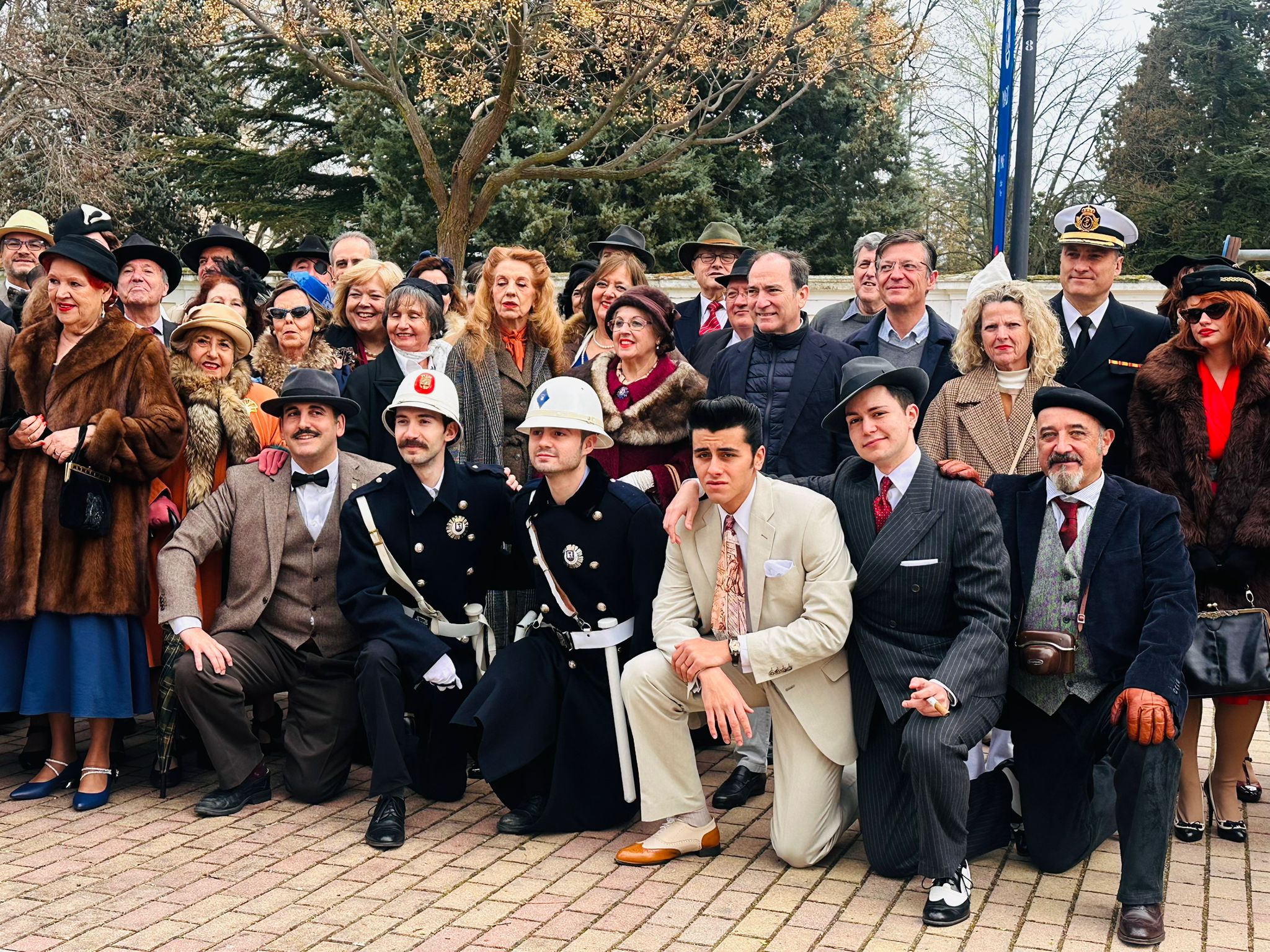 El concejal de Fuencarral-El Pardo, José Antonio Martínez Páramo, ha presentado el programa de actos conmemorativos de esta efeméride El Pardo celebra el 75º aniversario de su anexión a la Villa de Madrid con un desfile y el reconocimiento a sus vecinos Escuchar Nota de prensa 21/03/2026 La junta municipal ha hecho entrega de 19 placas de reconocimiento a entidades vecinales, religiosas y educativas, así como a instituciones públicas por el trabajo realizado para mejorar la calidad de vida en el actual barrio madrileño de El Pardo El acto ha continuado con un desfile y una recreación histórica que revive la anexión a Madrid Galería de imágenes Páramo durante su intervención en la celebración del 75º aniversario de la anexión de El Pardo a la Villa de Madrid Carabante y Páramo durante la celebración del 75º aniversario de la anexión de El Pardo a la Villa de Madrid Carabante y Páramo durante la celebración del 75º aniversario de la anexión de El Pardo a la Villa de Madrid Foto de familia durante la celebración del 75º aniversario de la anexión de El Pardo a la Villa de Madrid Páramo durante la entrega de placas Páramo durante la entrega de placas Recreación histórica de la anexión La Junta Municipal de Fuencarral-El Pardo ha inaugurado esta mañana el programa cultural para conmemorar el 75º aniversario de la anexión del municipio de El Pardo a la Villa de Madrid. En un acto celebrado en el parque de la Mar Océana, el concejal del distrito, José Antonio Martínez Páramo, junto al delegado de Urbanismo, Medio Ambiente y Movilidad, Borja Carabante, entre otros miembros del equipo de Gobierno y representantes de los grupos municipales, ha dado la bienvenida a asociaciones y vecinos y ha presentado el programa de actividades, que se prolongará hasta el 29 de marzo. Durante toda la semana se convocan mesas redondas sobre la historia de este Real Sitio, visitas y rutas guiadas, exposiciones, actuaciones musicales, actividades escolares y un torneo de fútbol para categorías base. Para organizar todas estas actividades, la Junta Municipal de Fuencarral-El Pardo ha contado con la colaboración de asociaciones, entidades, centros educativos e instituciones del distrito. Martínez Páramo ha rememorado un suceso histórico que tuvo lugar el 27 de marzo de 1951, “fecha en la que la localidad de El Pardo anunciaba en un acto solemne la incorporación al término municipal de Madrid, aportando en aquel momento 6.200 vecinos y 196,52 kilómetros cuadrados de superficie”. Asimismo, ha entregado 19 placas de reconocimiento a entidades e instituciones por sus iniciativas para mejorar la calidad de vida en el actual barrio madrileño de El Pardo. En el apartado de entidades vecinales, han recibido esta distinción las asociaciones vecinales de Mingorrubio y de El Pardo, la Asociación de Amigos de El Pardo y la Asociación de Señoras de Mingorrubio. Entre las entidades culturales y religiosas, el galardón ha sido para la Cofradía de San Eugenio, la Asociación Cultural Emilio Carrere, el informativo digital elpardo.net, la Asociación de Amigos de la Historia de El Pardo y la Hermandad de Nuestra Señora del Rosario de El Pardo. También han recibido una placa los centros educativos CEIP Monte de El Pardo, CPEE La Quinta, el colegio concertado San Francisco y, en el ámbito deportivo, CDE El Pardo-Sala y AD El Pardo. En el apartado de instituciones públicas, se han otorgado placas al Servicio Cinológico y Remonta de la Guardia Civil, que acogió el primer centro español de perros policía; al Centro de Experiencias Aerodinámicas, creado hace cien años por la Armada Española y cuya misión es la investigación y experimentación en el campo de la hidrodinámica; al acuartelamiento Zarco del Valle, una instalación clave de inteligencia y comunicaciones, y a la Guardia Real, unidad militar de élite al servicio de la familia real. Desfile y recreación histórica de la anexión a Madrid A mediodía, han desfilado los miembros de la Asociación Histórico Cultural Voluntarios de Madrid 1808-1814. A continuación, ha tenido lugar una recreación de la firma del acta de anexión, cuyo guion se desarrolla a través de escenas ambientadas en la época de los años 50. Los espectadores han presenciado escenas protagonizadas por personajes como el alcalde, representantes municipales de El Pardo, autoridades religiosas, fuerzas del orden, periodistas, actrices del momento, toreros o mecánicos. La jornada continúa por la tarde en el Centro Sociocultural Alfonso XII, donde, a partir de las 18:00 horas, se entregan los premios del Certamen de Fotopoesía, organizado por la Asociación Cultural Emilio Carrere.