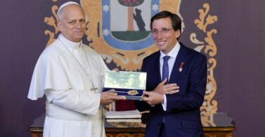 Llave de Oro de la Villa de Madrid al papa León XIV
