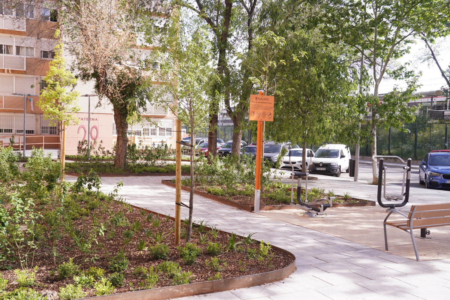 obras de regeneración del entorno de la calle Benimamet, en el distrito de Villaverde