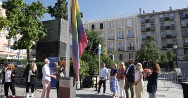 El Ayuntamiento iza la bandera arcoíris por el Día Internacional del Orgullo LGTBI