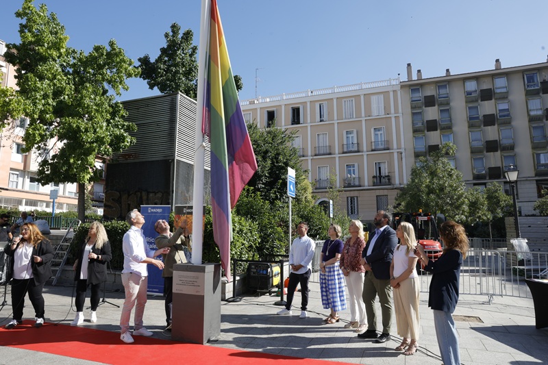 El Ayuntamiento iza la bandera arcoíris por el Día Internacional del Orgullo LGTBI