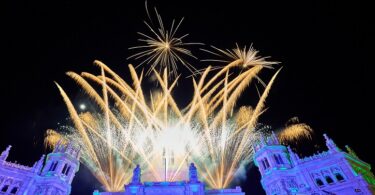 Cibeles se ilumina con música y fuegos artificiales por el 12 de octubre