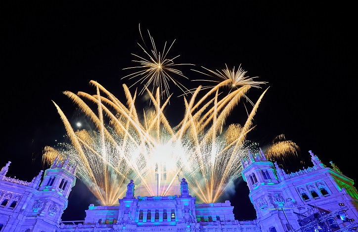 Cibeles se ilumina con música y fuegos artificiales por el 12 de octubre