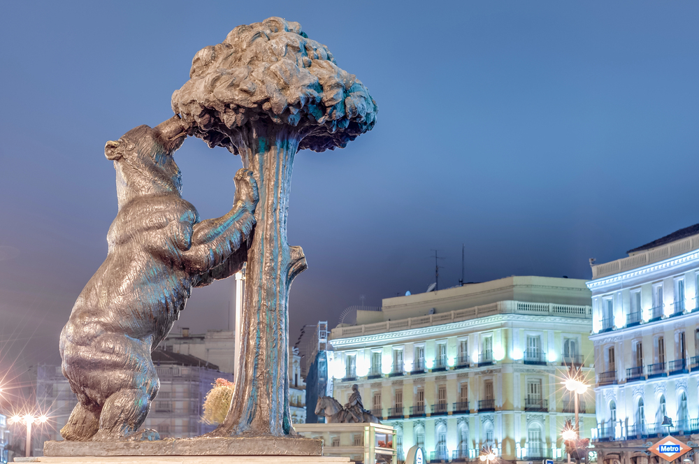Estatua del Oso y el Madroño en la Puerta del Sol de Madrid Estatua del Oso y el Madroño en la Puerta del Sol de Madrid